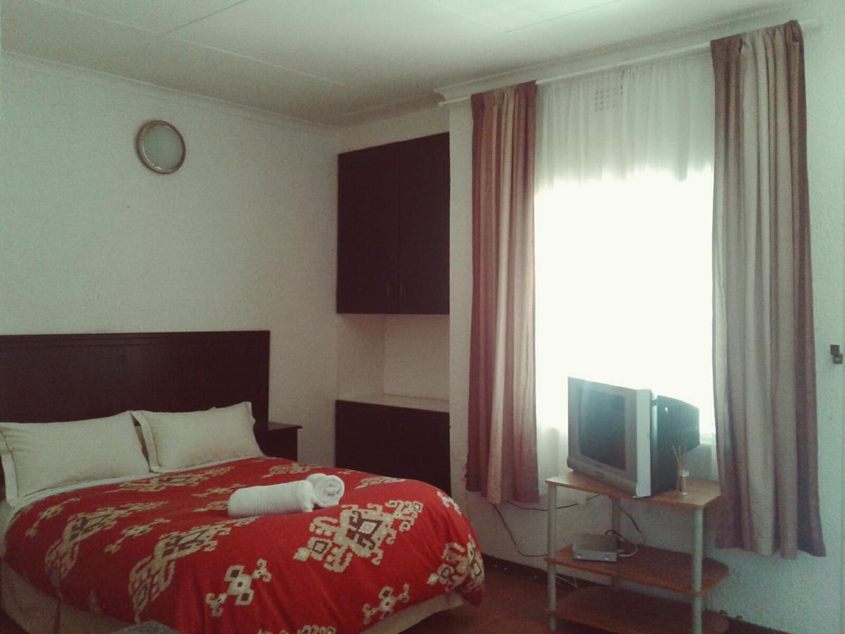 Road View Lodge Francistown Bagian luar foto