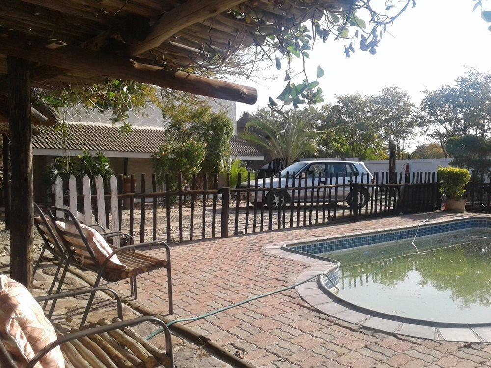 Road View Lodge Francistown Bagian luar foto